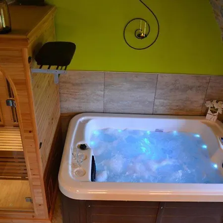 Cocoon,vue Montagne,jacuzzi Prive 아파트 모스튀에줄